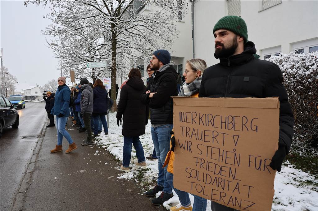 Messerattacke in Illerkirchberg: Angeklagter gesteht 14-Jährige getötet zu haben Menschen stehen auf dem Bürgersteig.