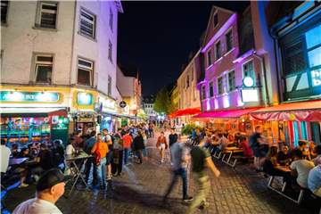 Menschen strömen in den Abendstunden in den Frankfurter Stadtteil Alt-Sachsenhausen. Foto: Andreas Arnold