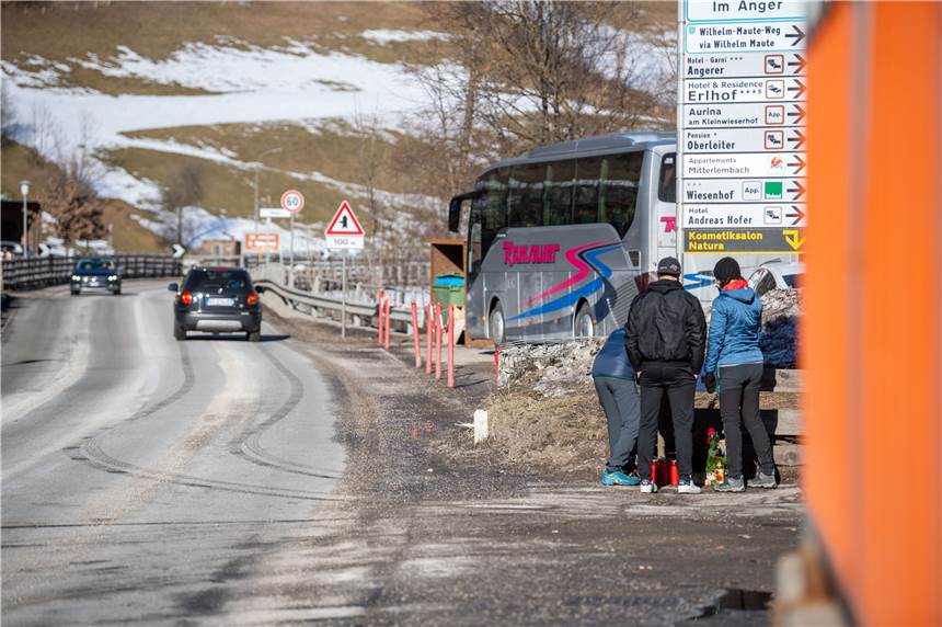 Dortmunder stirbt bei Raser-Unglück in Südtirol Menschen trauern an der Unglücksstelle im Ort Luttach in Südtirol um die Opfer eines schweren Unfalls.