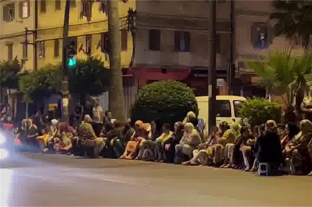 Starkes Erdbeben erschüttert Marokko: Zahl der Toten steigt auf mehr als 2000 Menschen die nach dem Erdbeben am Straßenrand sitzen.