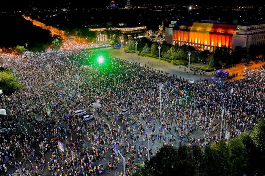 Proteste gegen rumänische Regierung ohne Zwischenfälle Menschen versammeln sich zu Protesten vor dem Regierungssitz in Bukarest. Foto: Vadim Ghirda/AP