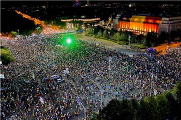 Menschen versammeln sich zu Protesten vor dem Regierungssitz in Bukarest. Foto: Vadim Ghirda/AP