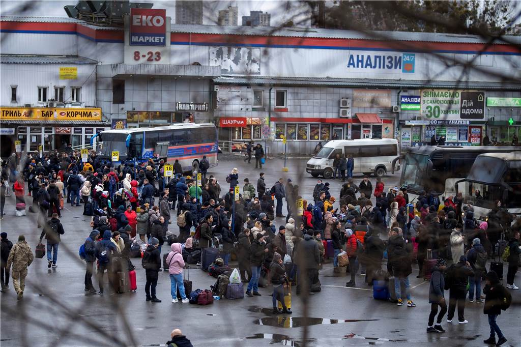 Ukraine-Konflikt: Luftalarm und Explosionen in Kiew – NATO aktiviert Eingreiftruppe – Liveblog Menschen versuchen in Busse zu steigen, um Kiew zu verlassen.