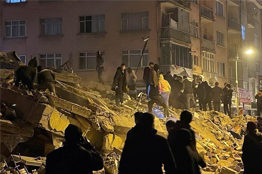Das Bild zeigt einen Trümmerhaufen in der Stadt Pazarcik in der südtürkischen Provinz Kahramanmaras. 