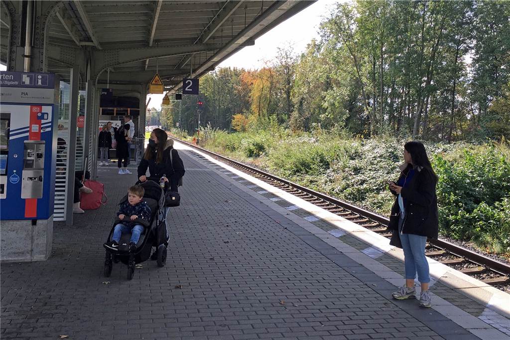 Bahnstrecke wieder frei - und schon gibt’s die ersten Verspätungen Menschen warten am Bahnhof in Werne, um mit dem Zug nach Münster oder nach Dortmund zu fahren. Seit Samstag ist das wieder durchgängig möglich.