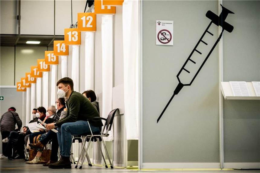 Diskussion über Strafen für Impfschwänzer - erste Bußgelder im Gespräch Menschen warten im Corona-Impfzentrum auf dem Messegelände auf ihre Impfung. Mehrere Politiker fordern eine Impfterminschwänzer-Abgabe