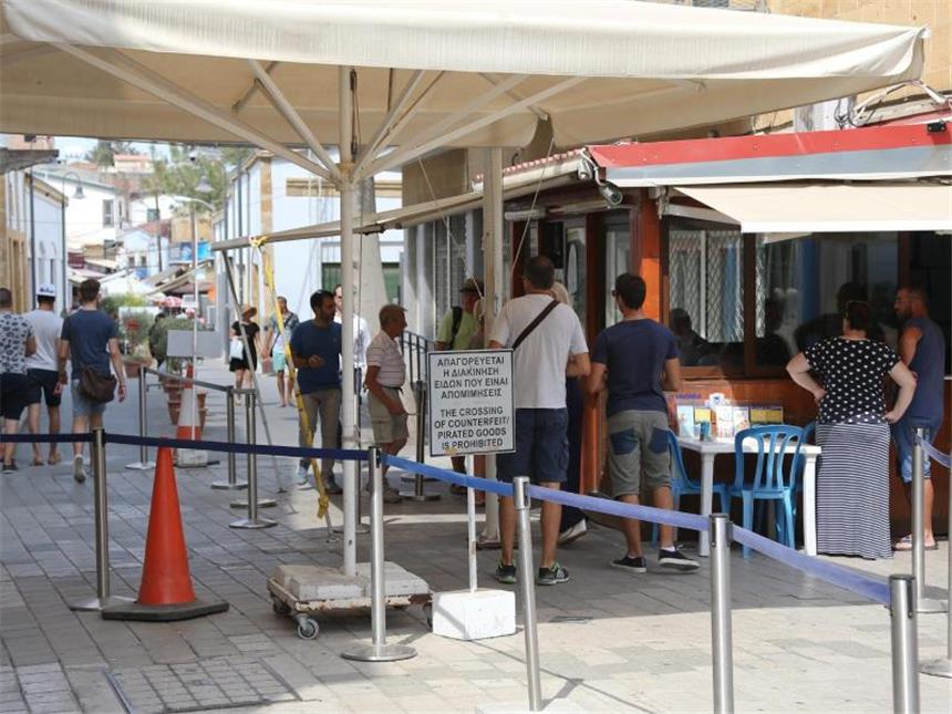 Guterres setzt bei Zypern-Konferenz auf Durchbruch Menschen warten im zypriotischen Nikosia am Grenzübergang zum türkischen Teil der geteilten Stadt. Foto: Friso Gentsch