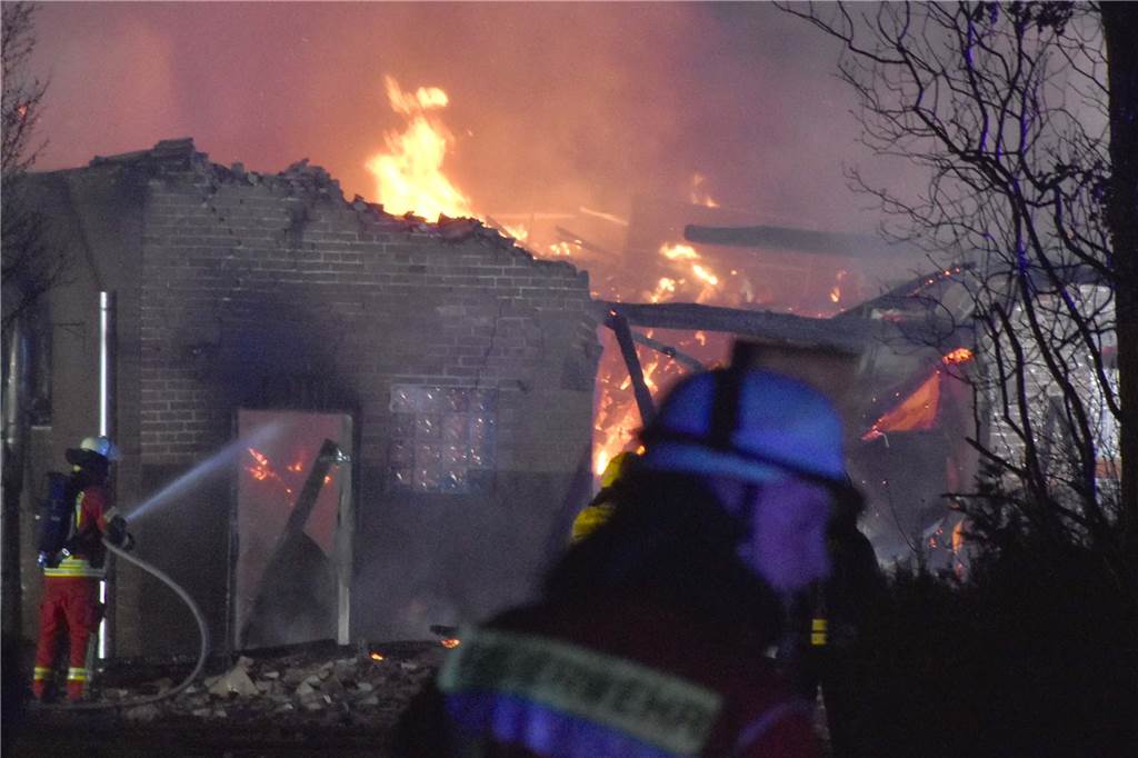 Menschen wurden bei dem Brand in der Nacht auf Donnerstag zum Glück nicht verletzt. Wie hoch der Schaden ist oder was das Feuer ausgelöst haben könnte, sagte in der Nacht noch niemand.