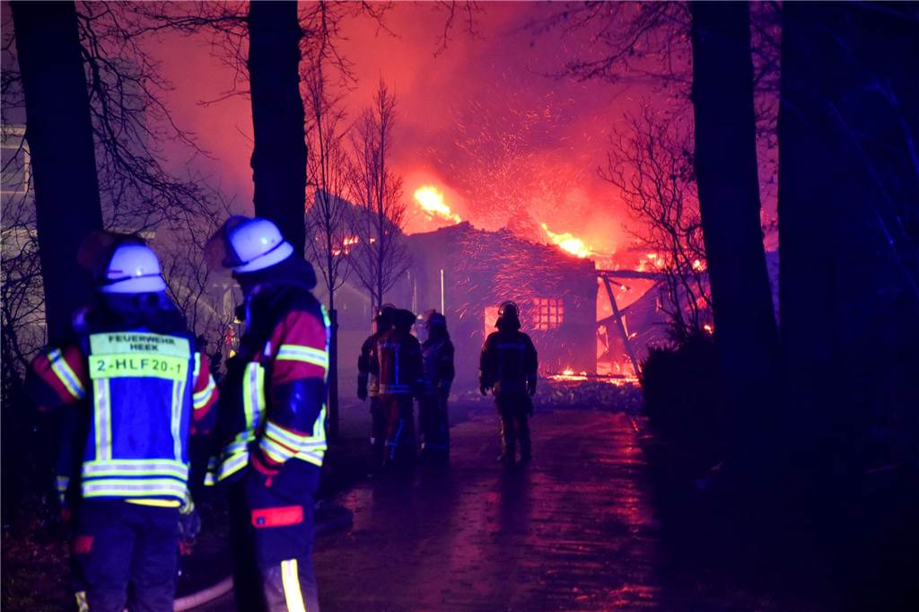 Menschen wurden bei dem Brand in der Nacht auf Donnerstag zum Glück nicht verletzt. Wie hoch der Schaden ist oder was das Feuer ausgelöst haben könnte, sagte in der Nacht noch niemand.
