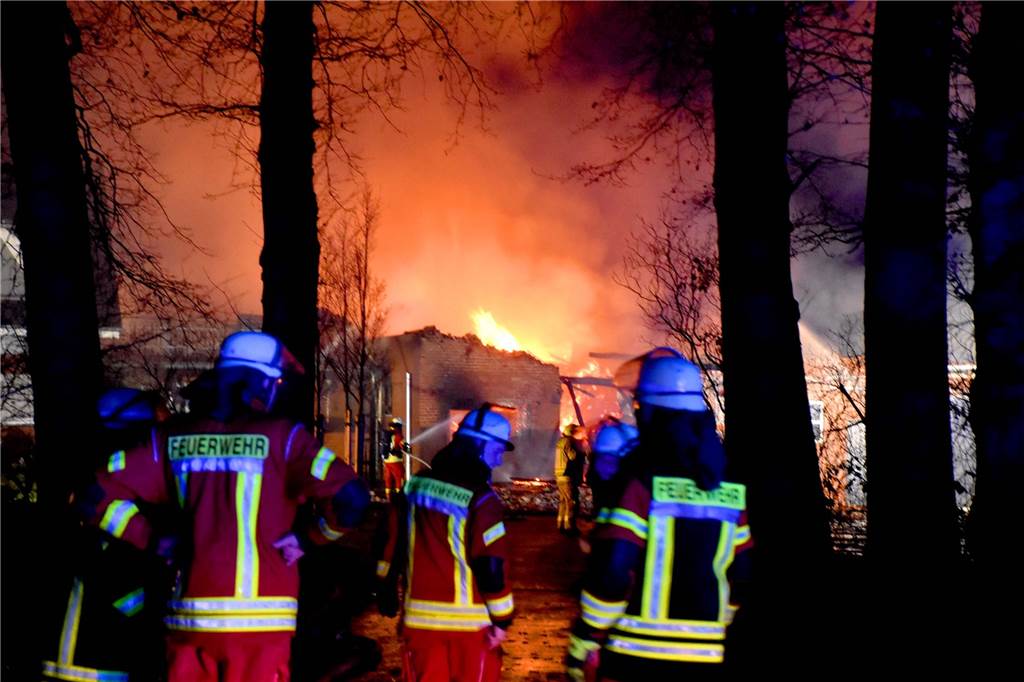 Menschen wurden bei dem Brand in der Nacht auf Donnerstag zum Glück nicht verletzt. Wie hoch der Schaden ist oder was das Feuer ausgelöst haben könnte, sagte in der Nacht noch niemand.