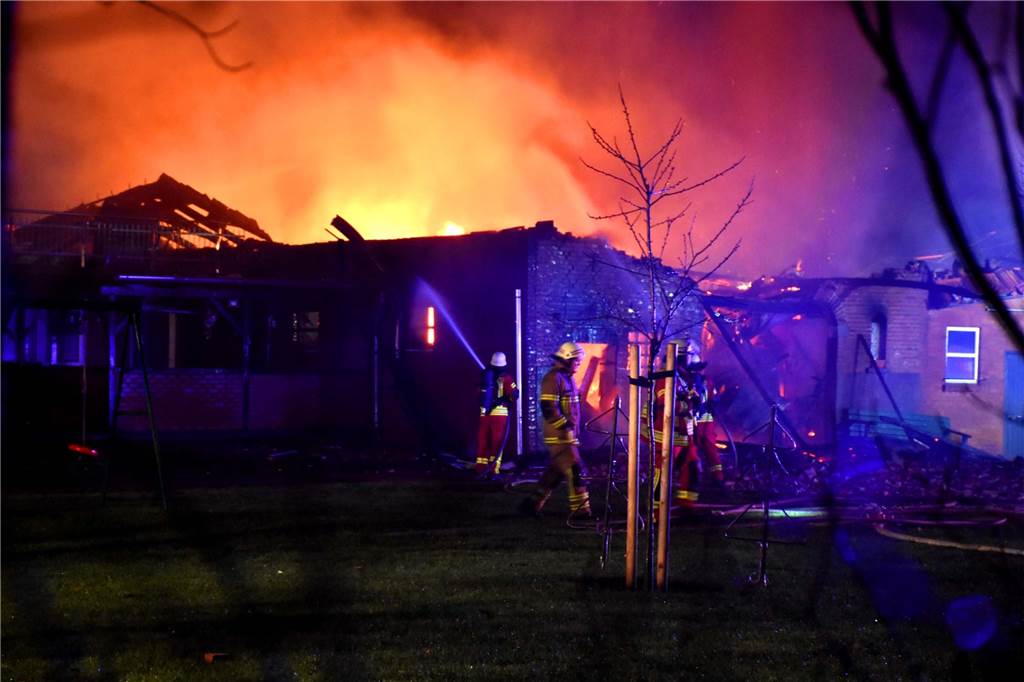 Menschen wurden bei dem Brand in der Nacht auf Donnerstag zum Glück nicht verletzt. Wie hoch der Schaden ist oder was das Feuer ausgelöst haben könnte, sagte in der Nacht noch niemand.
