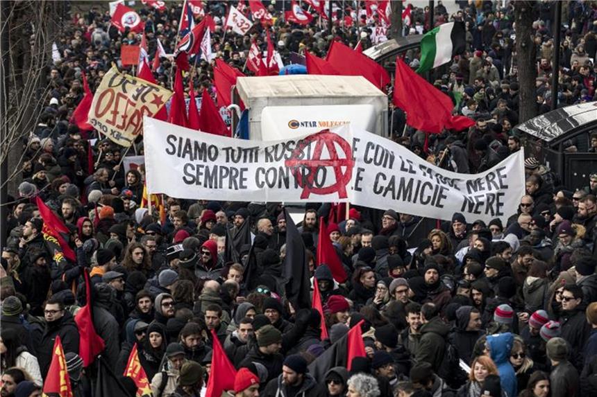Tausende demonstrieren in Italien gegen Rassismus Menschen ziehen bei einer Demonstration gegen Rassismus durch Macerata. Foto: Massimo Percossi/ANSA/AP/dpa