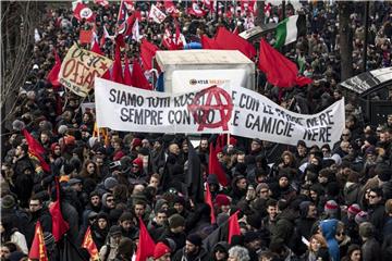 Menschen ziehen bei einer Demonstration gegen Rassismus durch Macerata. Foto: Massimo Percossi/ANSA/AP/dpa