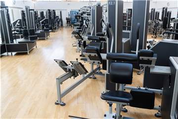 Menschenleer waren die Fitnessstudios im vergangenen Lockdown. Seit Monaten darf wieder trainiert werden, wer nicht geimpft oder genesen ist, braucht einen Test - und der muss mittlerweile selbst bezahlt werden.
