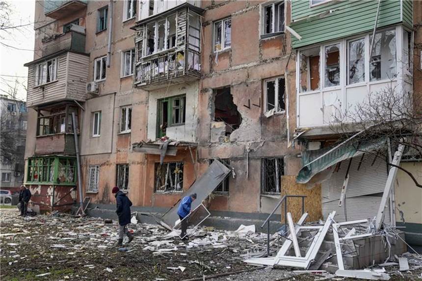 Ukrainische Behörden: Tanja (6) verdurstet unter Trümmern – Selenskyj entsetzt Menschenrechtler bezeichnen die Lage in der umkämpften Stadt Mariupol als katastrophal.
