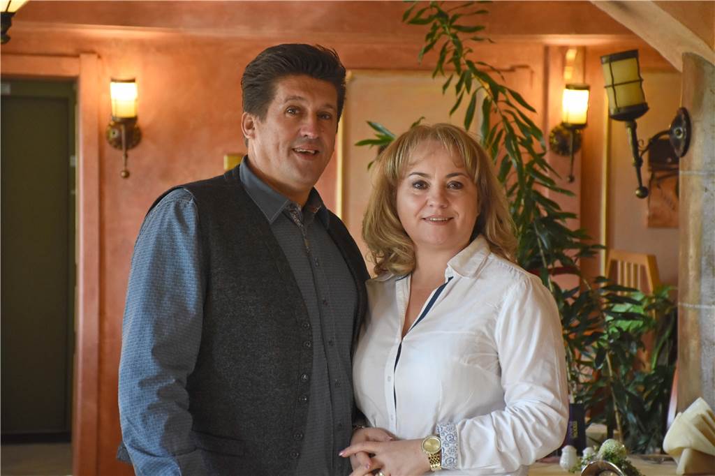 Weihnachtsfeiern in Olfen: Wirte bekommen reihenweise Absagen Mensud und Izeta Pilica führen das Hotel und Restaurant "Zum Steverstrand" in Olfen. In der aktuellen Corona-Lage müssen sie, wie viele andere Gastronomen, mit vielen Absagen von Reservierungen in der Vorweihnachtszeit klarkommen.