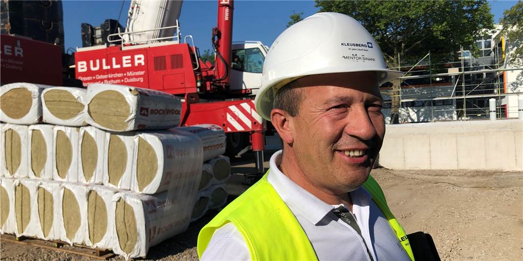 In Asseln schweben Treppen und Fassadenteile durch die Luft Mentor Sinani ist Bauleiter für das Modulare Bauen der Firma Kleusberg. Momentan sind er und seine Kollegen am Immanuel-Kant-Gymnasium in Asseln beschäftigt