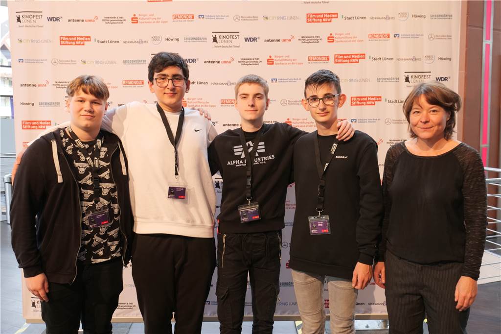 Vier Lüner Stein-Schüler und Kinofans entscheiden über Rakete-Gewinner Mentorin Julia Schmidt mit den vier Schüler-Juroren (v.l.) Oskar Rheiner, Eren Culhalik, Matti Binkhoff und Sebastian Sulewski.