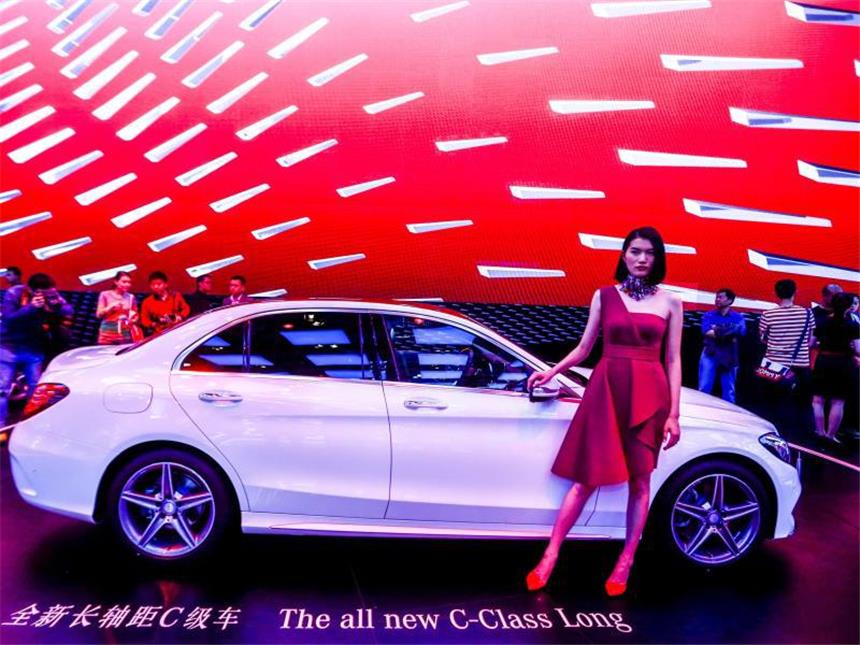 Chinas Kartellwächter brummen auch Daimler Millionen-Strafe auf Mercedes Benz C-Klasse in einer Austellung in Peking. Foto: Diego Azubel