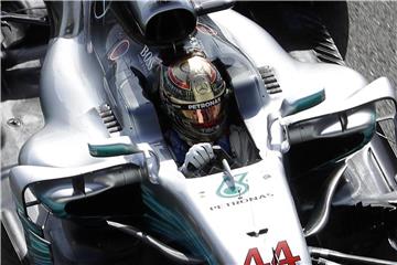 Mercedes-Pilot Lewis Hamilton freut sich schon auf seinen neuen Rennwagen. Foto: Luca Bruno
