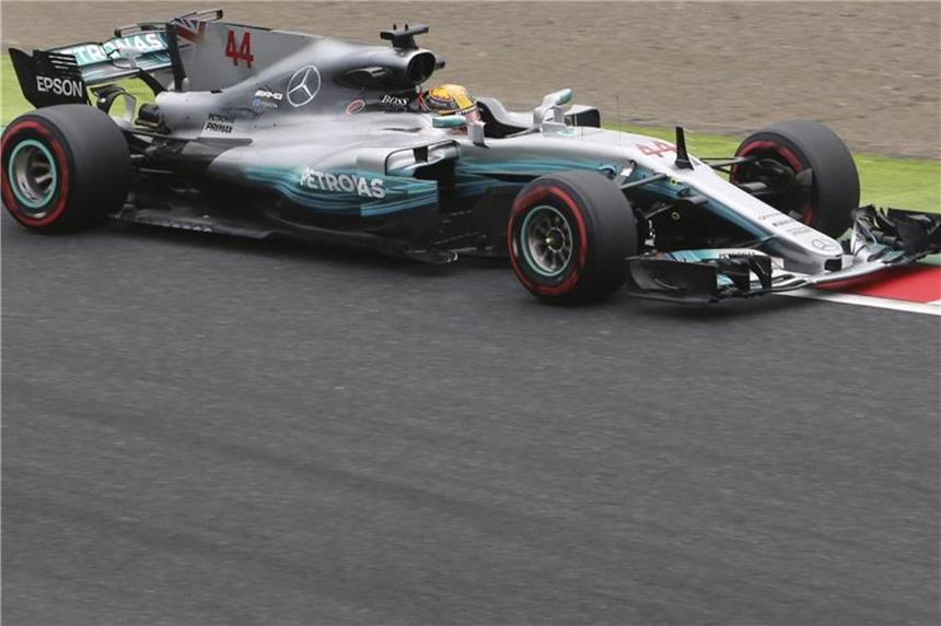 Dauerregen in Suzuka: Vettel und Hamilton als Kurzarbeiter Mercedes-Pilot Lewis Hamilton fuhr in Suzuka die beste Zeit im zweiten Training. Foto: Toru Takahashi