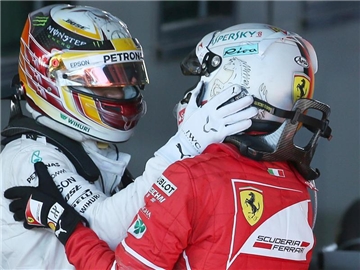 Mercedes-Pilot Lewis Hamilton und Ferrari-Star Sebastian Vettel werden sich auch in Sotschi wieder einen heißen Kampf liefern. Foto: Rick Rycroft