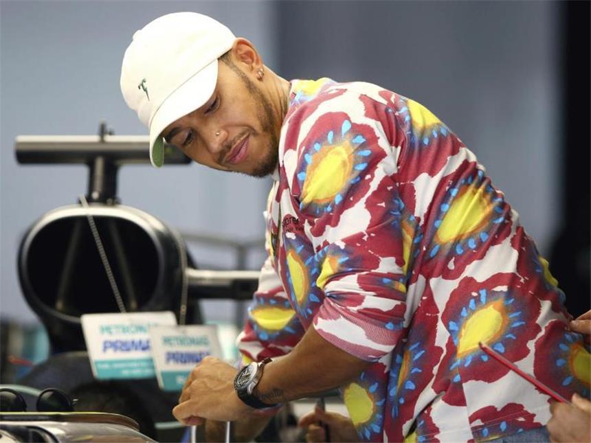 Formel-1-Star Hamilton rechnet mit entschlossenem Vettel Mercedes-Pilot Lewis Hamilton will auch in Sepang siegen. Foto: Vincent Phoon