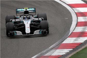 Mercedes-Pilot Valtteri Bottas rast über die Strecke. Foto: Andy Wong/AP