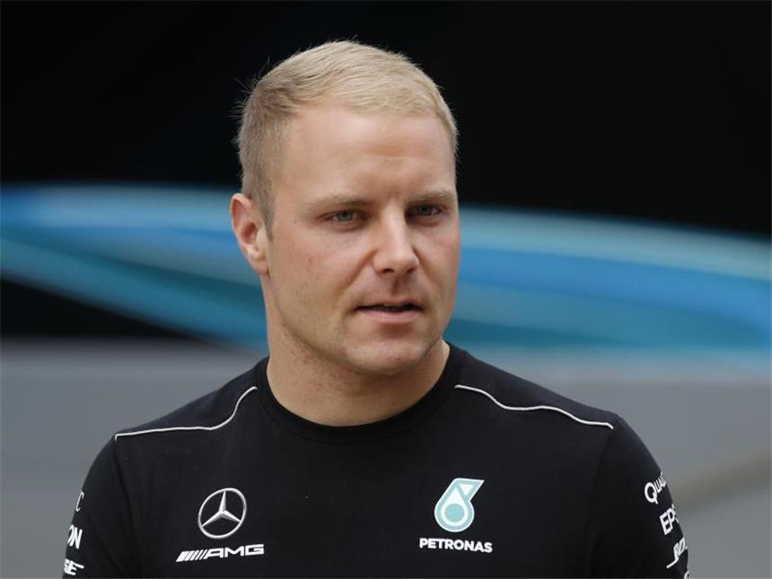 Der dritte Mann: Bottas will Hauptrolle im F1-Titelrennen Mercedes-Pilot Valtteri Bottas sitzt den beiden WM-Favoriten Lewis Hamilton und Sebastian Vettel im Nacken. Foto: Frank Augstein