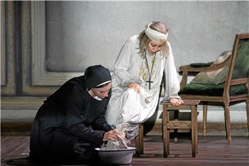 Mère Marie (Almuth Herbst) und die alte Priorin (Noriko Ogawa-Yatake). Foto: Foster