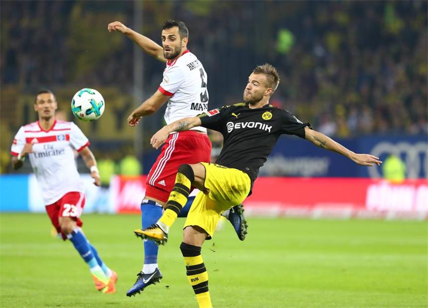 Andrey Yarmolenko lässt die Fans Dembele vergessen Mergim Mavraj und der HSV hatten mit Andrey Yarmolenko alle Hände voll zu tun.