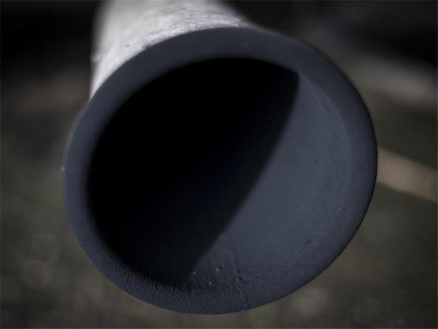Merkel will Diesel-Abgase in belasteten Städten reduzieren Merkel sagte, es dürften die Verbrennungsmotoren nicht vernachlässigt werden, die noch auf Jahrzehnte eine wichtige Rolle spielen würden. Foto: Christian Charisius