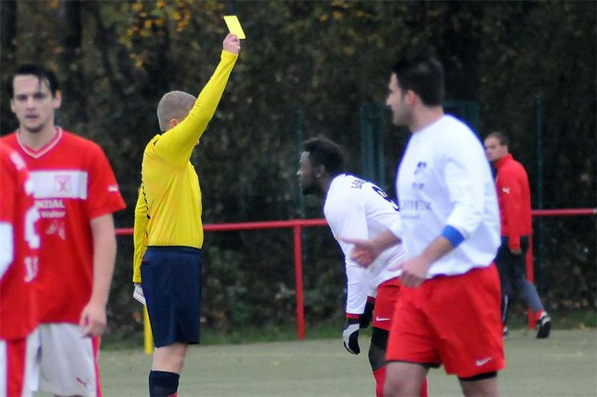 Merklinde hält Castrop auf Distanz - die Ergebnisse Merklindes Matondo Mbunga holt sich die Gelbe Karte ab. Es war ein von insgesamt sieben im Spiel, dazu gab es noch einen Platzverweis nach einer Gelb-Roten Karte.