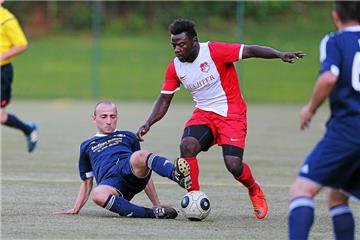 Merklindes Matondo Mbunga (rechts) gegen Dingens Spielführer Corc Bahcecioglu. Foto Lukas
