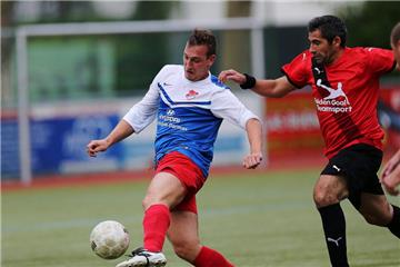 Merklindes Shawn Borys (links) gegen Murat Ucar /// SuS Merklinde - SG Eintracht Genclik,  Halbfinale der Stadtmeisterschaft. Foto Lukas