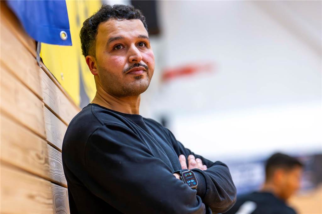 Dortmunder Fußball-Team kommt einfach nicht zu seinem Spiel: Vom Spielbetrieb ausgeschlossen Merouan El Gaouzi steht an der Seitenlinie.