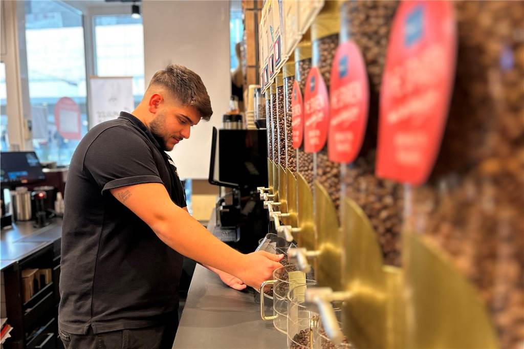 „Von 100 auf 10 Prozent“: Nachbarn in Sorge wegen C&A-Abschied Mert Kara arbeitet beim "Tchibo"-Shop gegenüber des C&A-Haupteingangs. Er glaubt, dass die Passantenfrequenz einbrechen wird.