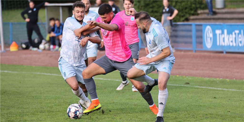 Aufstellungen, Torschützen, Platzverweise: So haben Castrop-Rauxels Fußballteams gespielt Mert Sahin (M) setzte sich für den SV Wacker Obercastrop bei YEG Hassel voll ein. Am Ende stand allerdings eine 0:2-Niederlage.