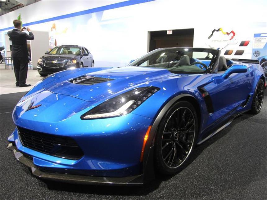 Protzen statt kleckern: Autopremieren in New York und Peking Messe-Star: Die offene Version der Corvette Z06 von Chevrolet hat in New York ein Heimspiel. Der Sportwagen leistet 465 kW/633 PS. Foto: Thomas Geiger