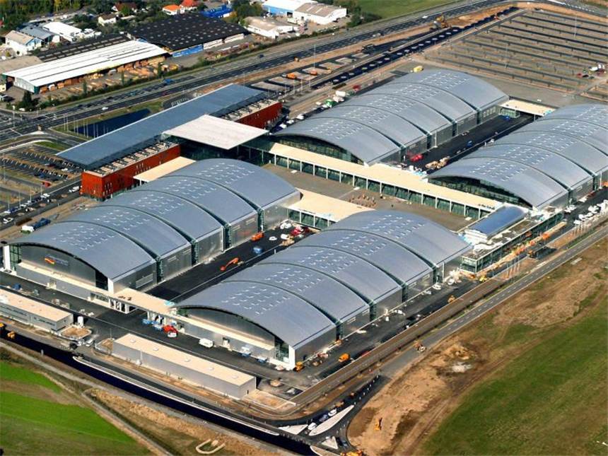 Karlsruhe rüstet Messehalle für Hallen-Titelkämpfe auf Messehalle 2 der 2003 eingeweihten neuen Messehallen von Karlsruhe wird für die deutschen Titelkämpfe 2015 umgebaut. Foto: Uli Deck
