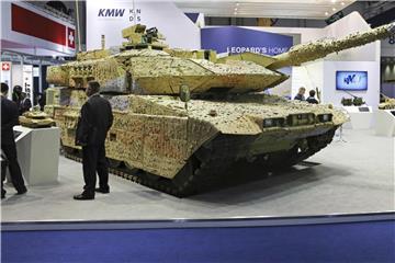 Messestand von Krauss-Maffei-Wegmann mit Leopard-Panzer in Abu Dhabi. Foto: Jon Gambrell/AP/Archiv
