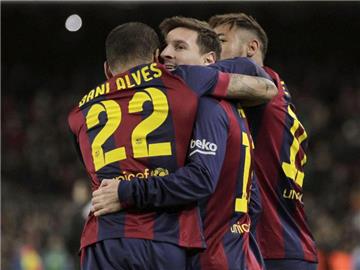 Messi (M) feiert seinen Treffer zum 1:0 mit Dani Alves (l) und Neymar. Foto: Toni Albir