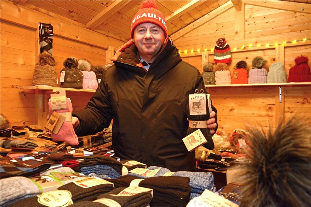 Weihnachtsmarkt feiert gelungenen Auftakt am Freitag Mesud Zecirovic hatte begehrte Ware im Angebot.