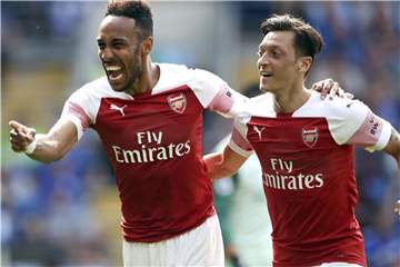 Mesut Özil (r) jubelt nach dem Treffer mit Pierre-Emerick Aubameyang. Foto: Nick Potts/PA