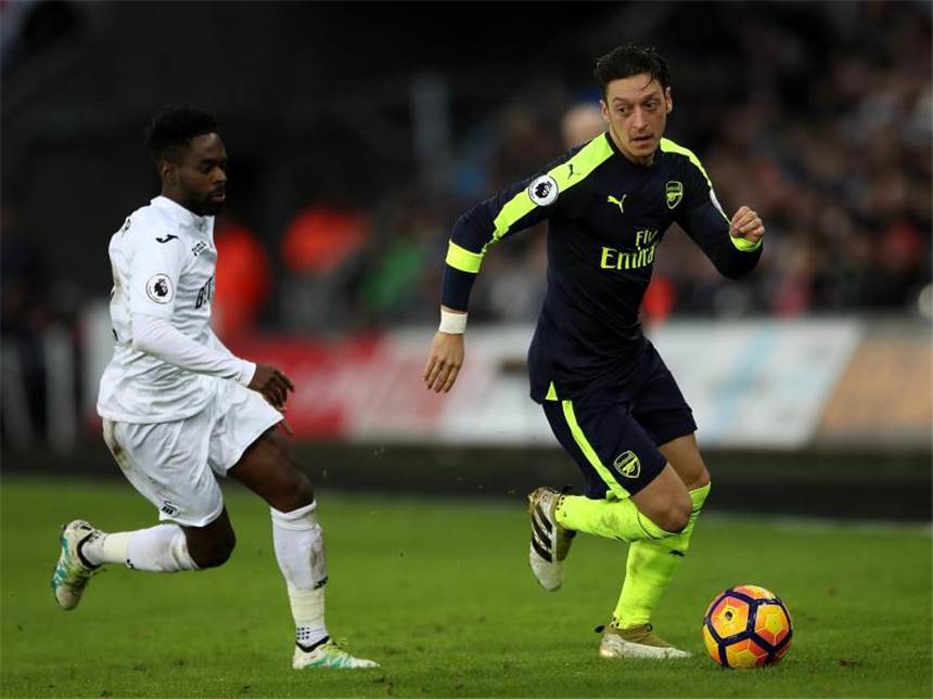 Özil beendet Arsenals Auswärtsmisere Mesut Özil (r) Özil stand gegen Swansea nach überstandener Grippe erstmals seit Weihnachten wieder auf dem Platz. Foto: Nick Potts