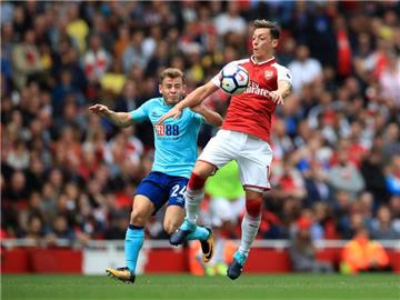 Mesut Özil (r) steht beim FC Arsenal vor seinem Comeback. Foto: John Walton