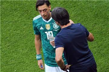 Mesut Özil und Bundestrainer Joachim Löw. Foto: Ina Fassbender
