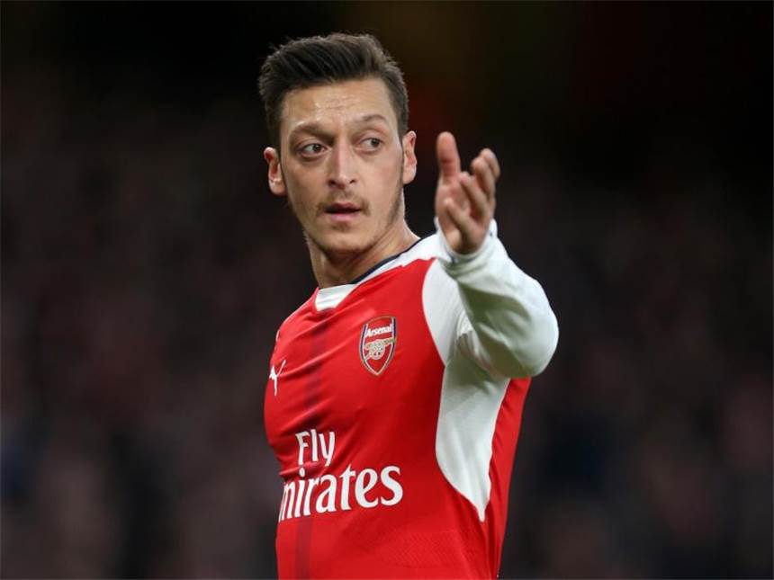 Özil und Klopp kämpfen um die Königsklasse Mesut Özil will mit dem FC Arsenal in die Champions League. Foto: Steven Paston