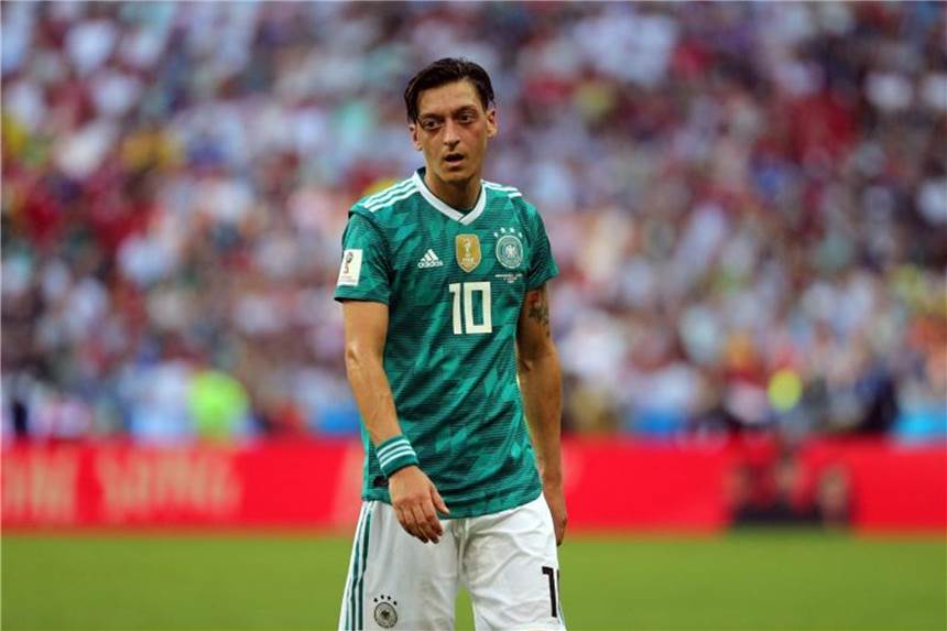 Parallelen zwischen Özil, Lukaku und Benzema Mesut Özil will nicht als Sündenbock für das WM-Vorrunden-Aus der DFB-Elf herhalten. Foto: Christian Charisius