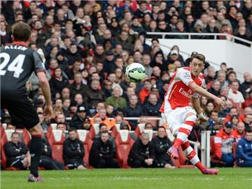 Mesut Özil zirkelte einen Freistoß aus 18 Metern in die Maschen. Foto: Andy Rain